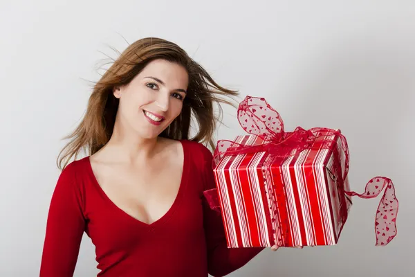 Mulher com um grande presente — Fotografia de Stock