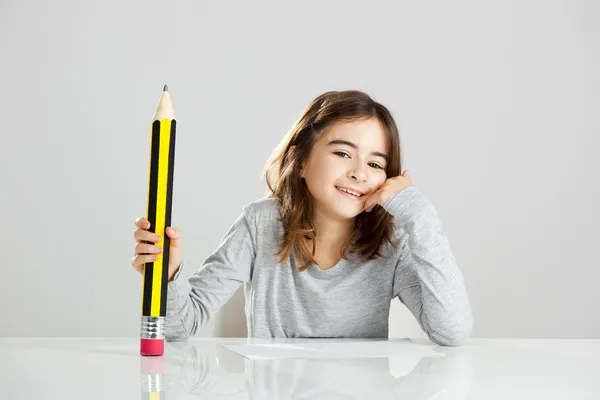 Klein meisje in de school — Stockfoto