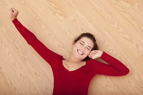 Счастливая женщина на полу — стоковое фото