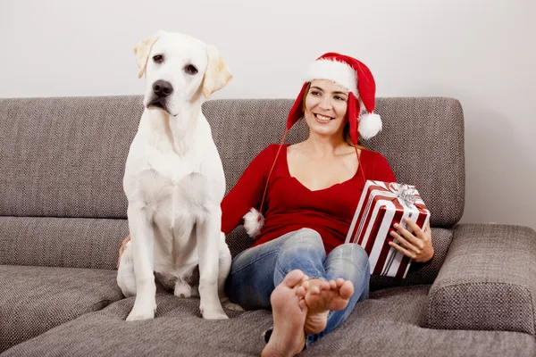 Kadın köpeğini Noel günü — Stok fotoğraf