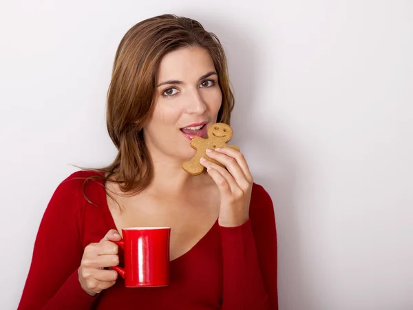 Mulher beber café com biscoitos — Fotografia de Stock