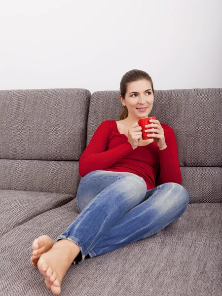 Mulher relaxante com um café — Fotografia de Stock