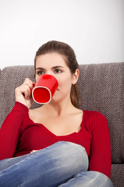 Frau entspannt sich bei einem Kaffee — Stockfoto