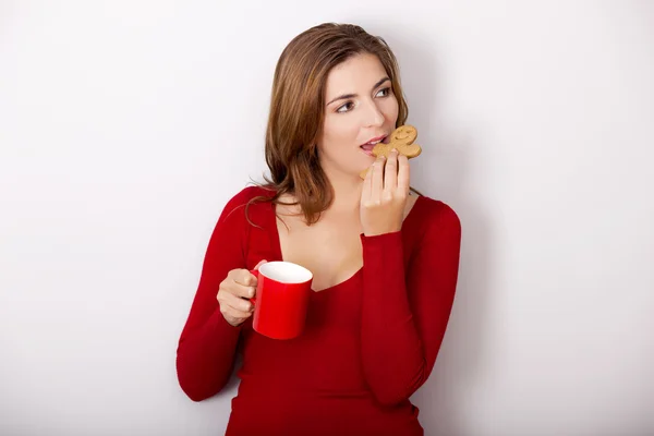 Frau trinkt Kaffee mit Keksen — Stockfoto