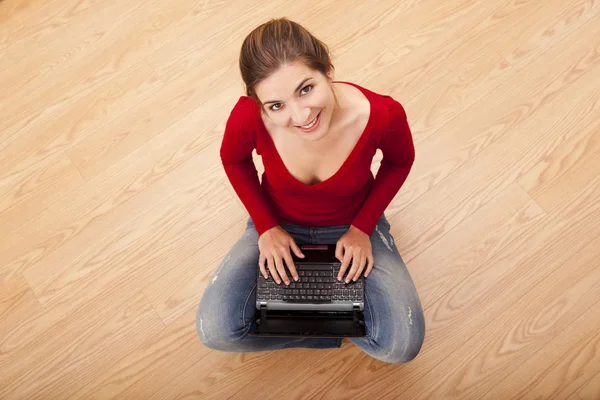 Frau arbeitet mit Laptop — Stockfoto