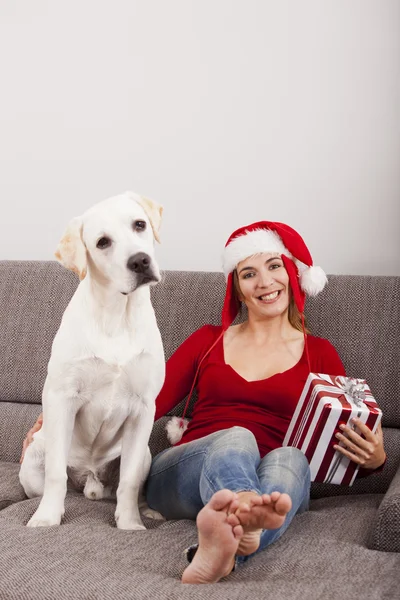 Γυναίκα με το σκυλάκι για την ημέρα των Χριστουγέννων — Φωτογραφία Αρχείου