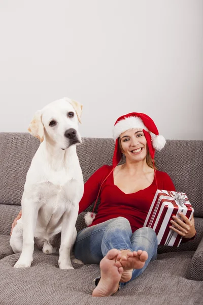 Kvinna med hennes hund på juldagen — Stockfoto