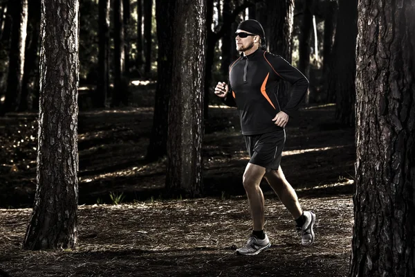 Runing in het forest — Stockfoto