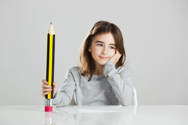 Klein meisje in de school — Stockfoto