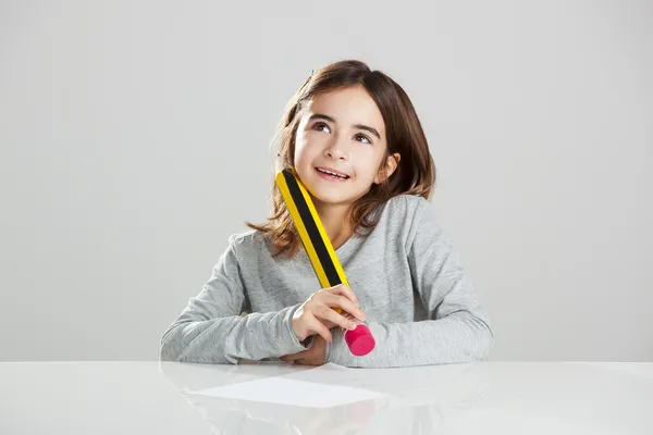 Klein meisje in de school — Stockfoto