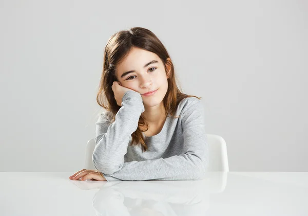 Petite fille dans un bureau — Photo