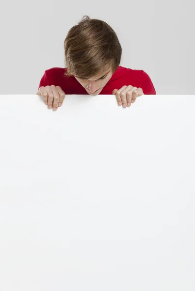 Homem segurando um papelão — Fotografia de Stock