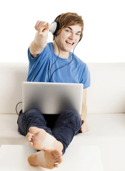 Hombre feliz en el sofá — Foto de Stock