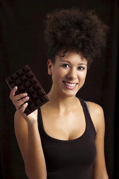 Mujer con una barra de chocolate — Foto de Stock
