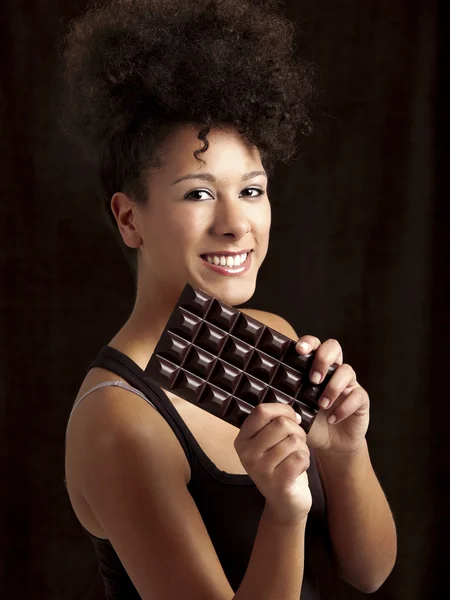 Mujer con una barra de chocolate — Foto de Stock