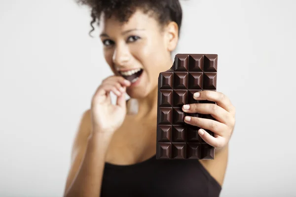 Kvinna äta chcolate — Stockfoto