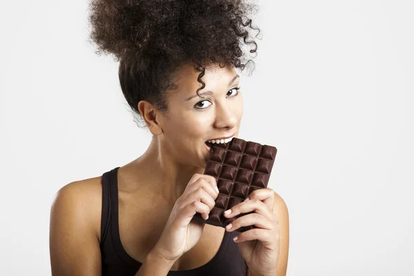 Femme mangeant du chcolate — Photo