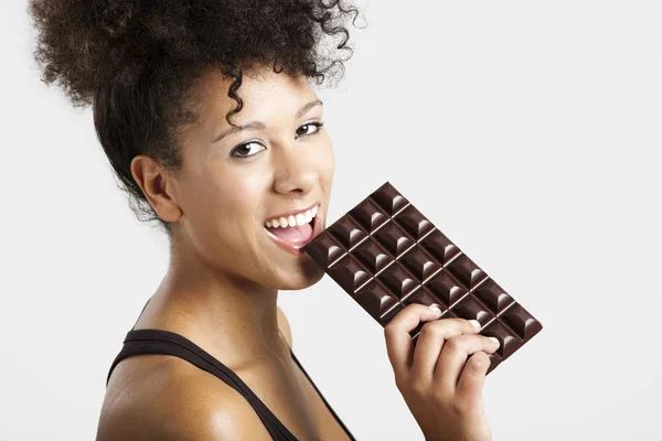 Vrouw eten chcolate — Stockfoto