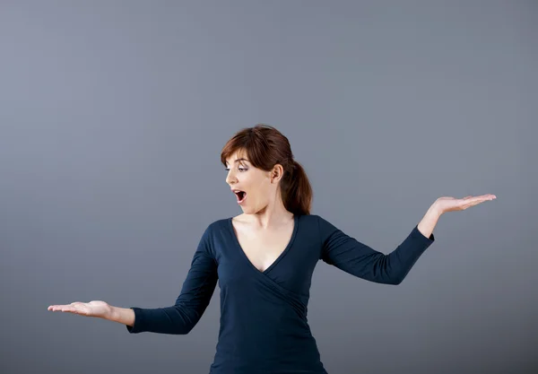 Woman making a scale — Stock Photo, Image