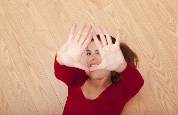 Žena ležící na podlaze — Stock fotografie