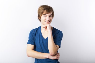 Genç adam düşünüyor.