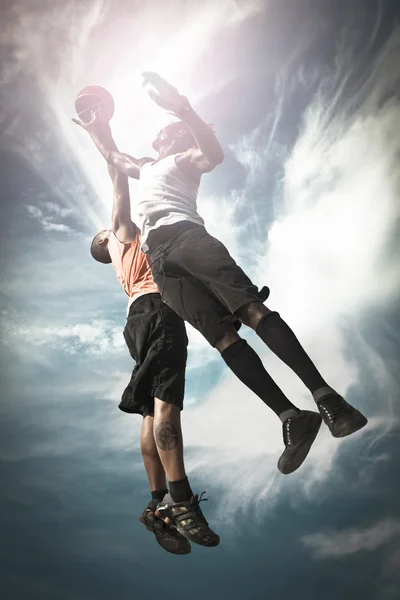 Dos jugadores de baloncesto — Foto de Stock