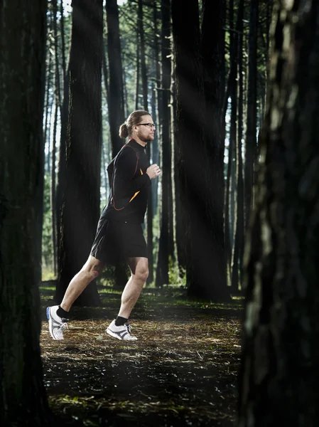 Runing in het forest — Stockfoto