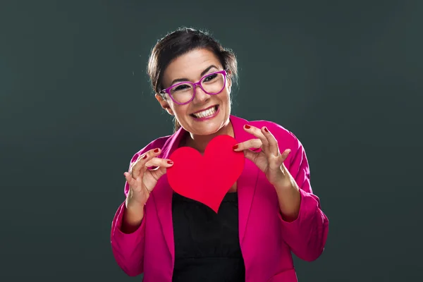 Zábavný žena drží srdce — Stock fotografie