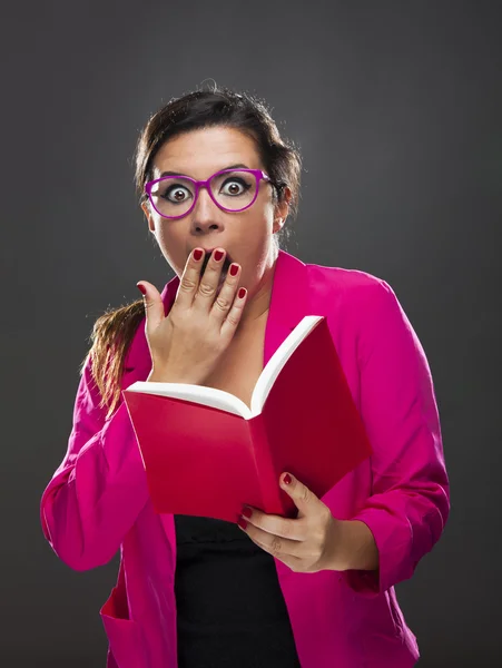 Mujer divertida asombrada con algo —  Fotos de Stock