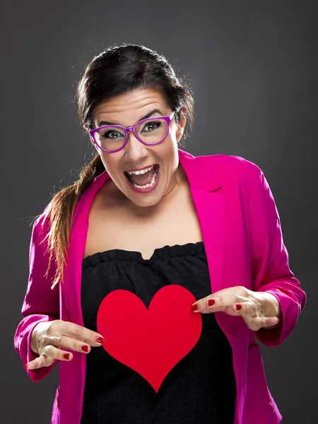 Bir kalp tutan komik kadın — Stok fotoğraf