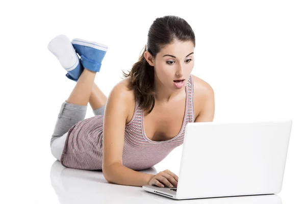 Student werkt aan een laptop — Stockfoto