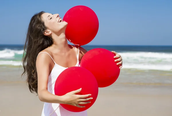Bella ragazza in possesso di palloncini rossi — Foto Stock