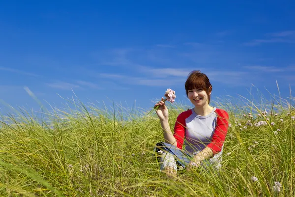 Donna con fiori — Foto Stock