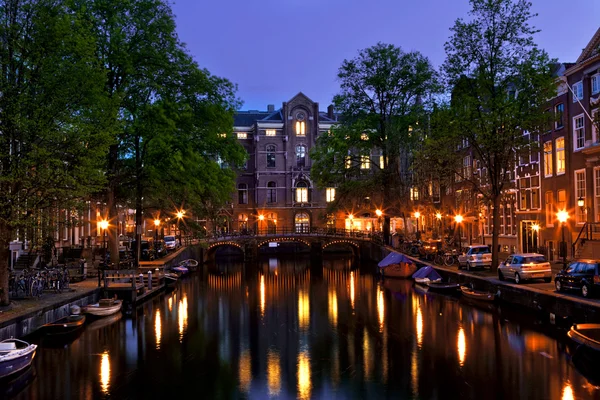 Ночные каналы Амстердама — стоковое фото