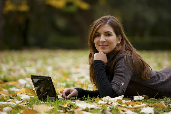 Vrouw die met een laptop werkt — Stockfoto