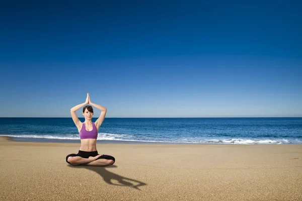 Yoga in het strand — Stockfoto