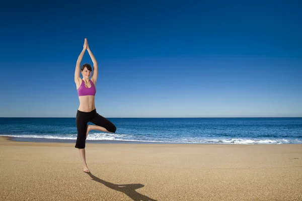 Yoga på stranden — Stockfoto