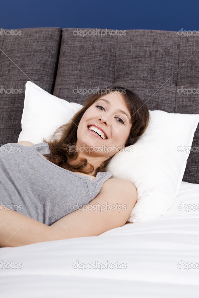 Фото девушки в постели домашнее