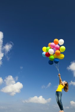 Renkli balonları olan kız