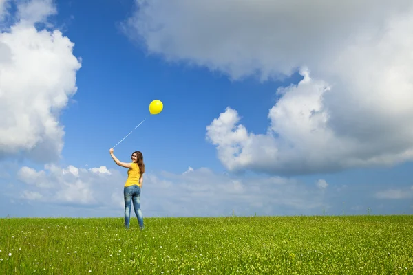 Flicka med en ballong — Stockfoto