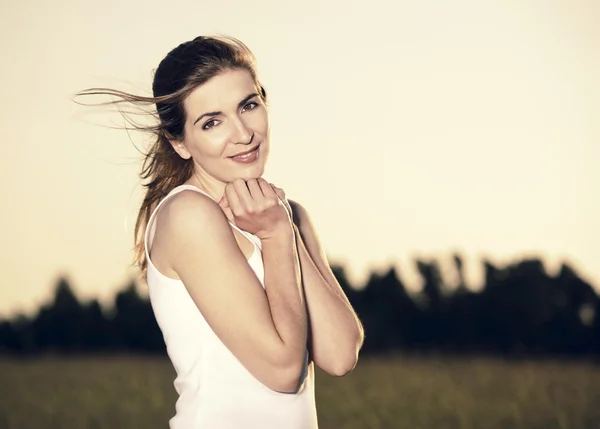 Frau in der Natur — Stockfoto