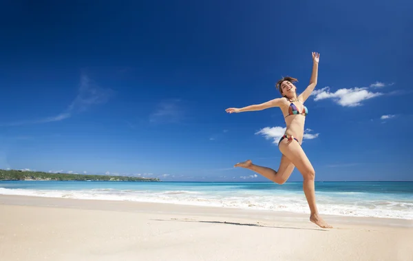 Femme sautant sur la plage — Photo