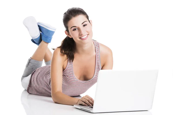 Student werkt aan een laptop — Stockfoto