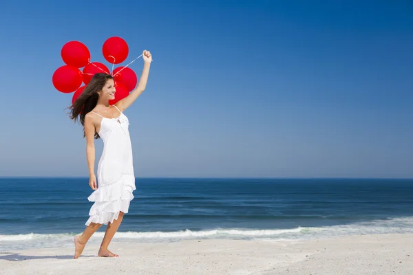 Menina bonita segurando balões vermelhos — Fotografia de Stock