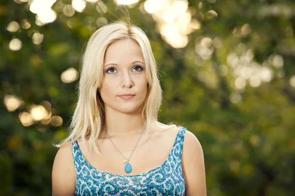 Mädchen im Park — Stockfoto