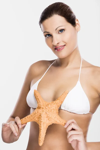 Красивая женщина держит морскую звезду — стоковое фото