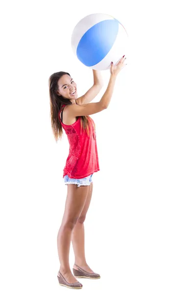 Mulher com uma bola de praia — Fotografia de Stock