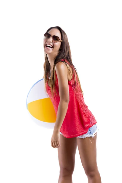 Frau mit Strandball — Stockfoto