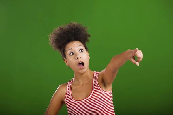 Africano mulher apontando em algum lugar — Fotografia de Stock