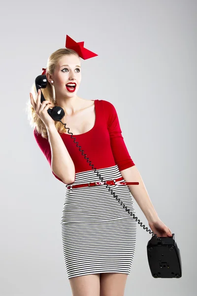 Donna di moda con un telefono — Foto Stock